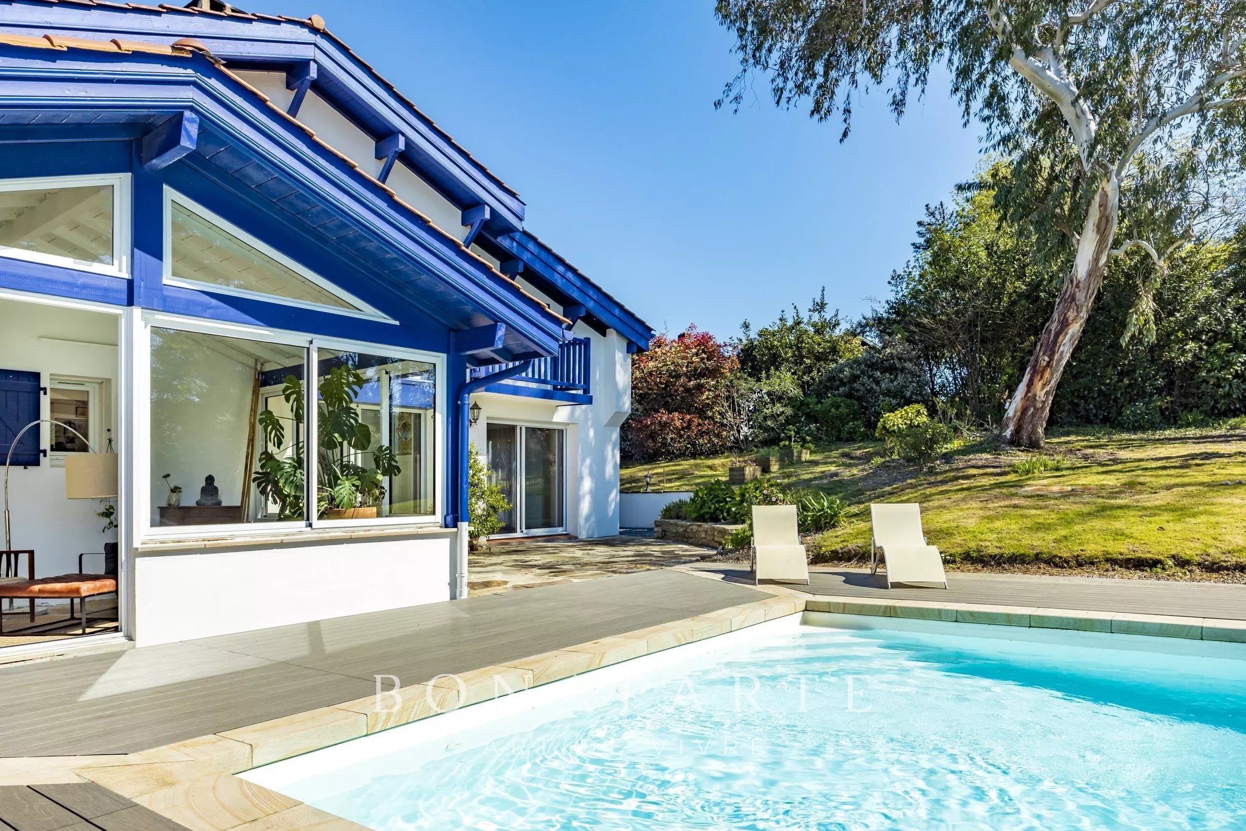 SAINT-JEAN-DE-LUZ - PROPERTY WITH POOL AND OUTBUILDING