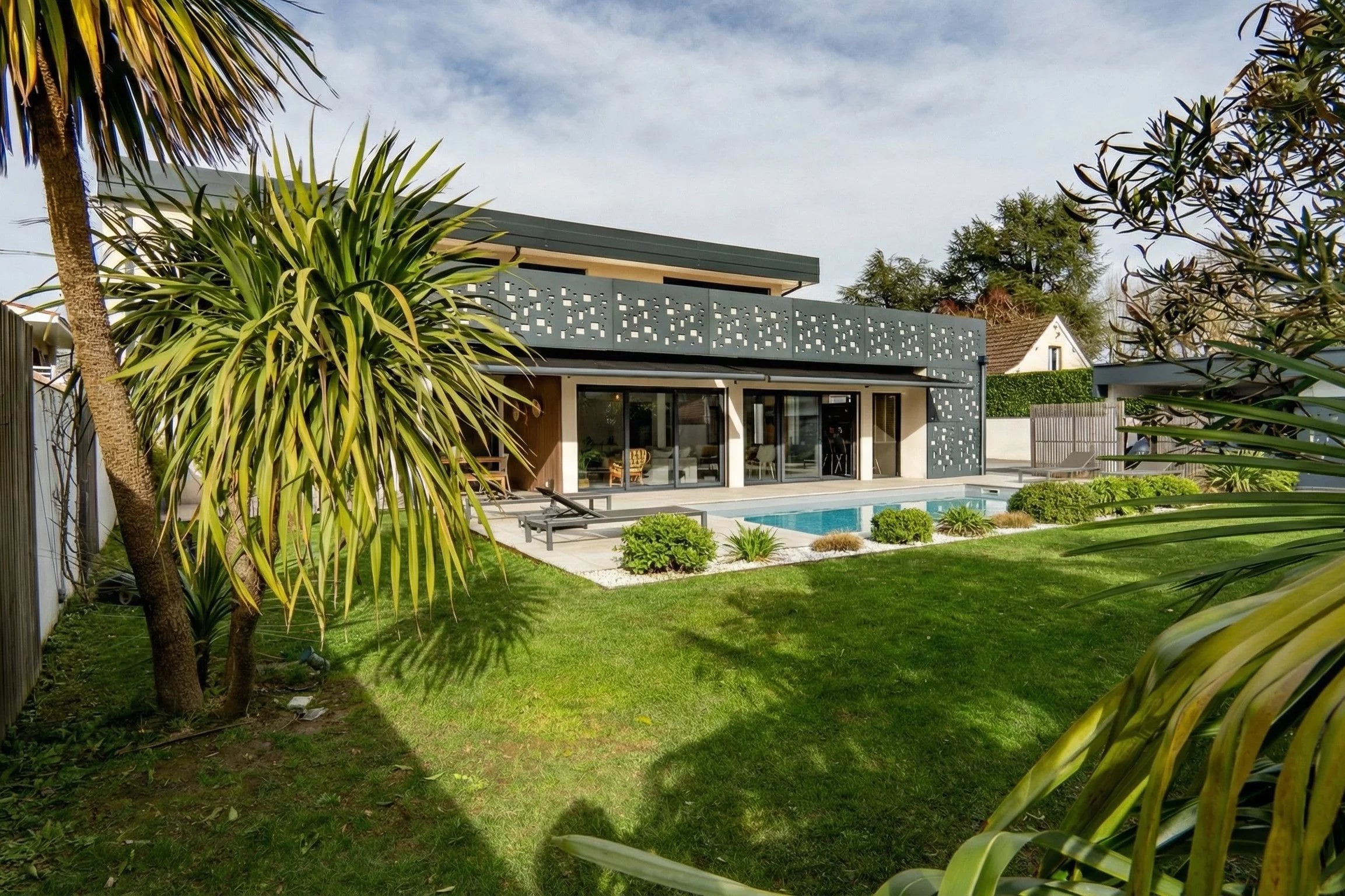 HIGH IDRON - CONTEMPORARY VILLA - PREMIUM FEATURES